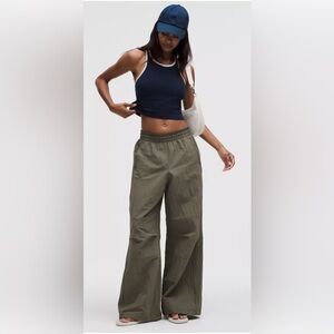 Lululemon women’s crinkle nylon wide leg parachute pant tan khaki 6 small